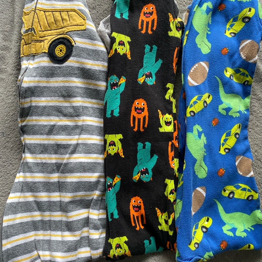 Set of three footed zip up pajamas. Size 4T